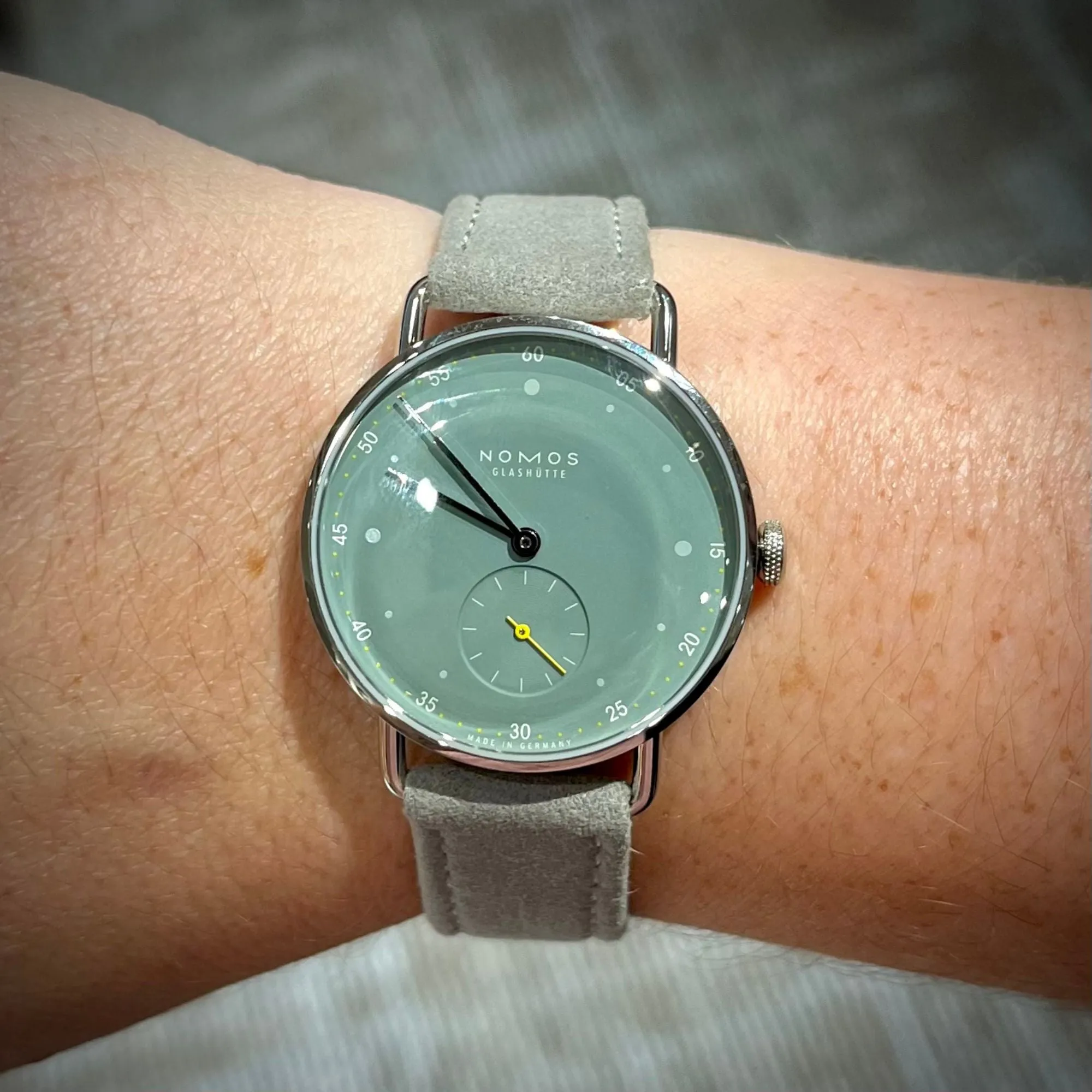 33MM NOMOS GLASHUTTE METRO 33 MANUAL WIND WATCH WITH SAGE GREEN DIAL